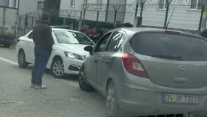 İstanbul’da kadın sürücülerin yol verme kavgası kamerada