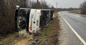 İstanbul’da midibüs devrildi: 3 polis yaralı