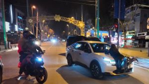 İstanbul’da polis uygulamasında alkollü yolcu bir aracın önüne atladı