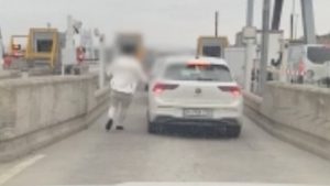 İstanbul’da trafikte otomobile saldıran tır sürücüsü kamerada