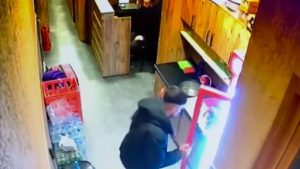 İstanbul’da uyuyakalan adamın telefonunu çalıp oyuna devam etti