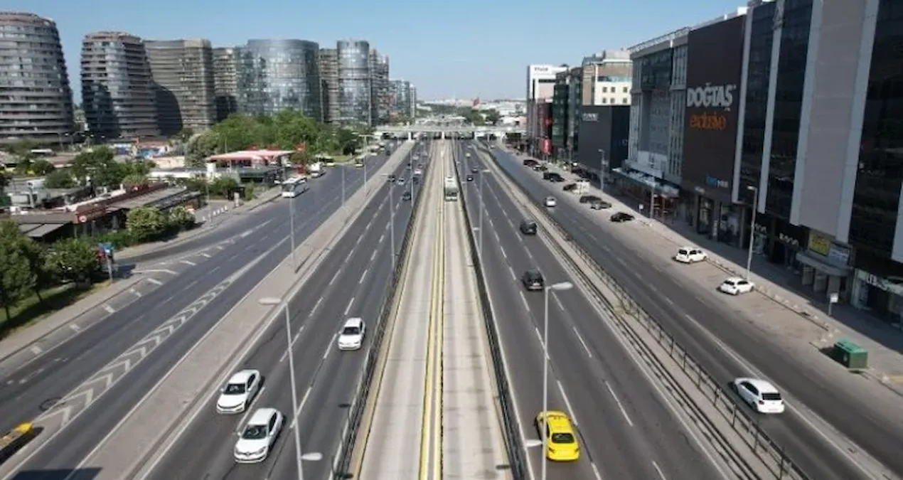 İstanbul’da yollar boş kaldı; trafikten eser kalmadı