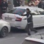 İstanbul’un göbeğinde akılalmaz görüntü: Elindeki bıçakla etrafa rastgele saldırdı