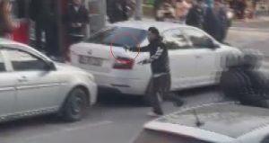 İstanbul’un göbeğinde akılalmaz görüntü: Elindeki bıçakla etrafa rastgele saldırdı
