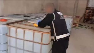 İzmir merkezli 4 ilde operasyon: 40,2 ton taklit etiketli etil alkol ele geçirildi