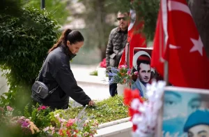 İzmir’de şehit aileleri bayramda yakınlarının kabirlerini ziyaret etti