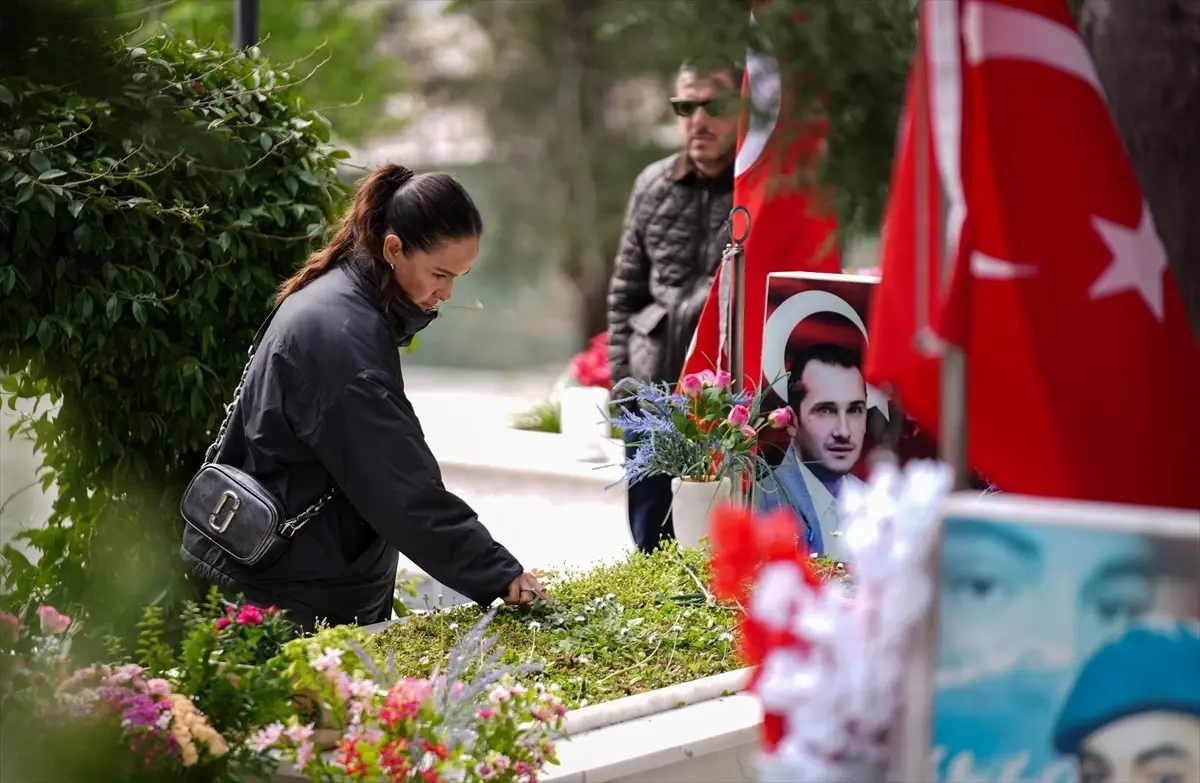 İzmir’de şehit aileleri bayramda yakınlarının kabirlerini ziyaret etti