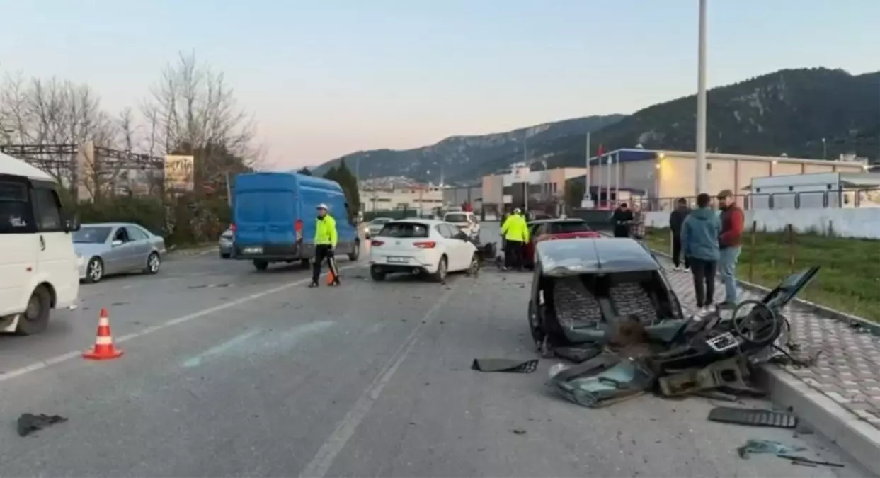 İzmir’de Zincirleme Trafik Kazası: 3 Yaralı