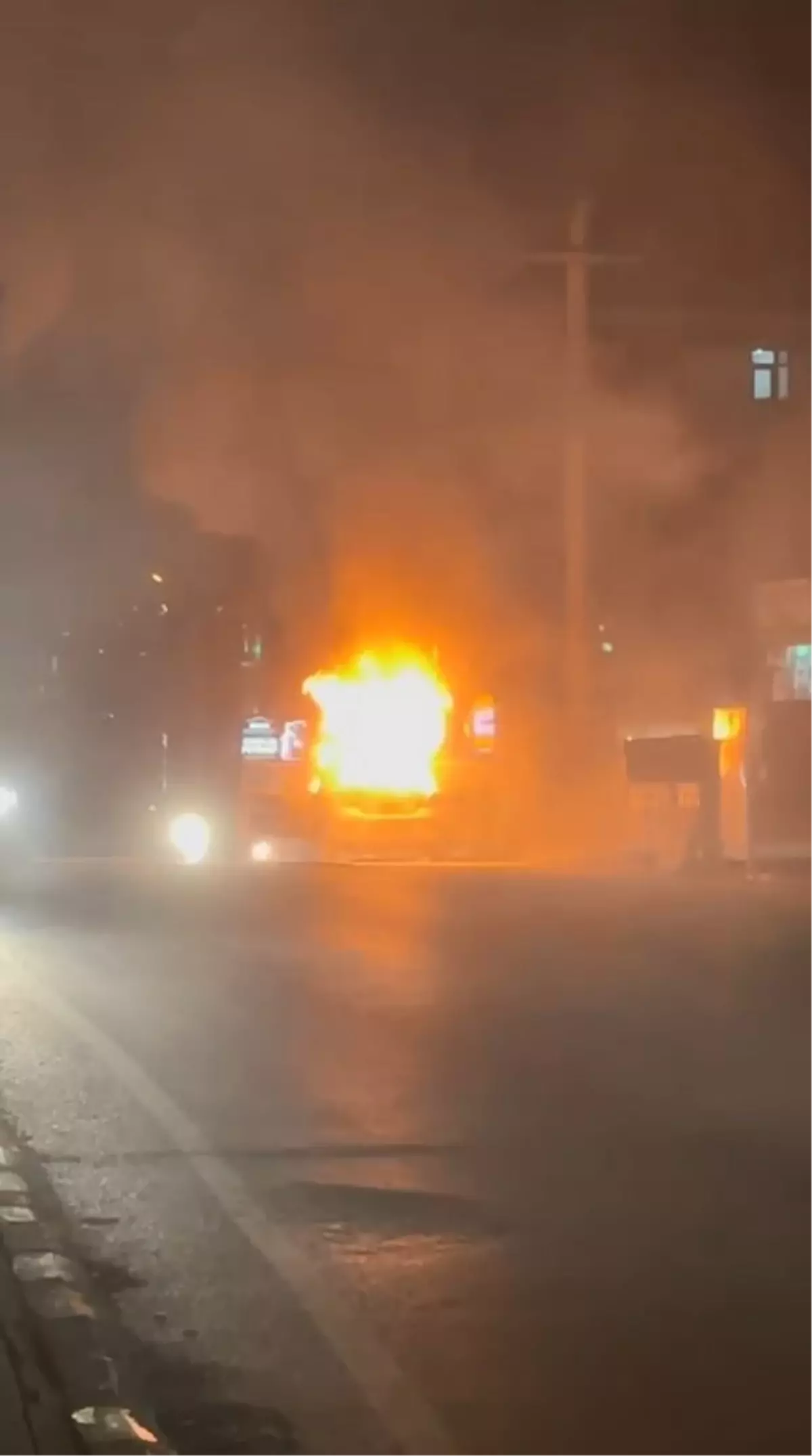 İzmit’te Seyir Halindeki Otomobil Alev Alev Yandı