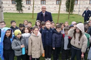 İznik Çinileri Türkiye’ye İade Edildi