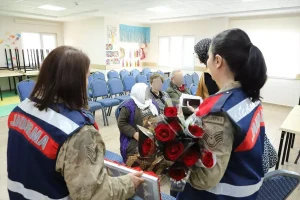 Jandarma, Yaşlılar Haftası’nda Bakım Merkezini Ziyaret Etti