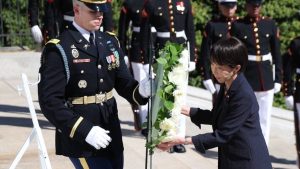 Japonya Başbakanı, atom bombası atan pilotun mezarını ziyaret etti