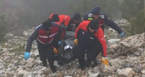 Kaçak define kazısında dinamitle öldü, intihar süsü vermek için uçurumdan attılar