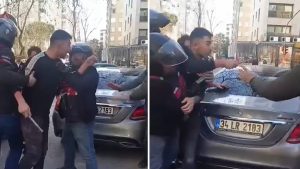 Kadıköy’de trafikte demir çubuklu saldırı kamerada