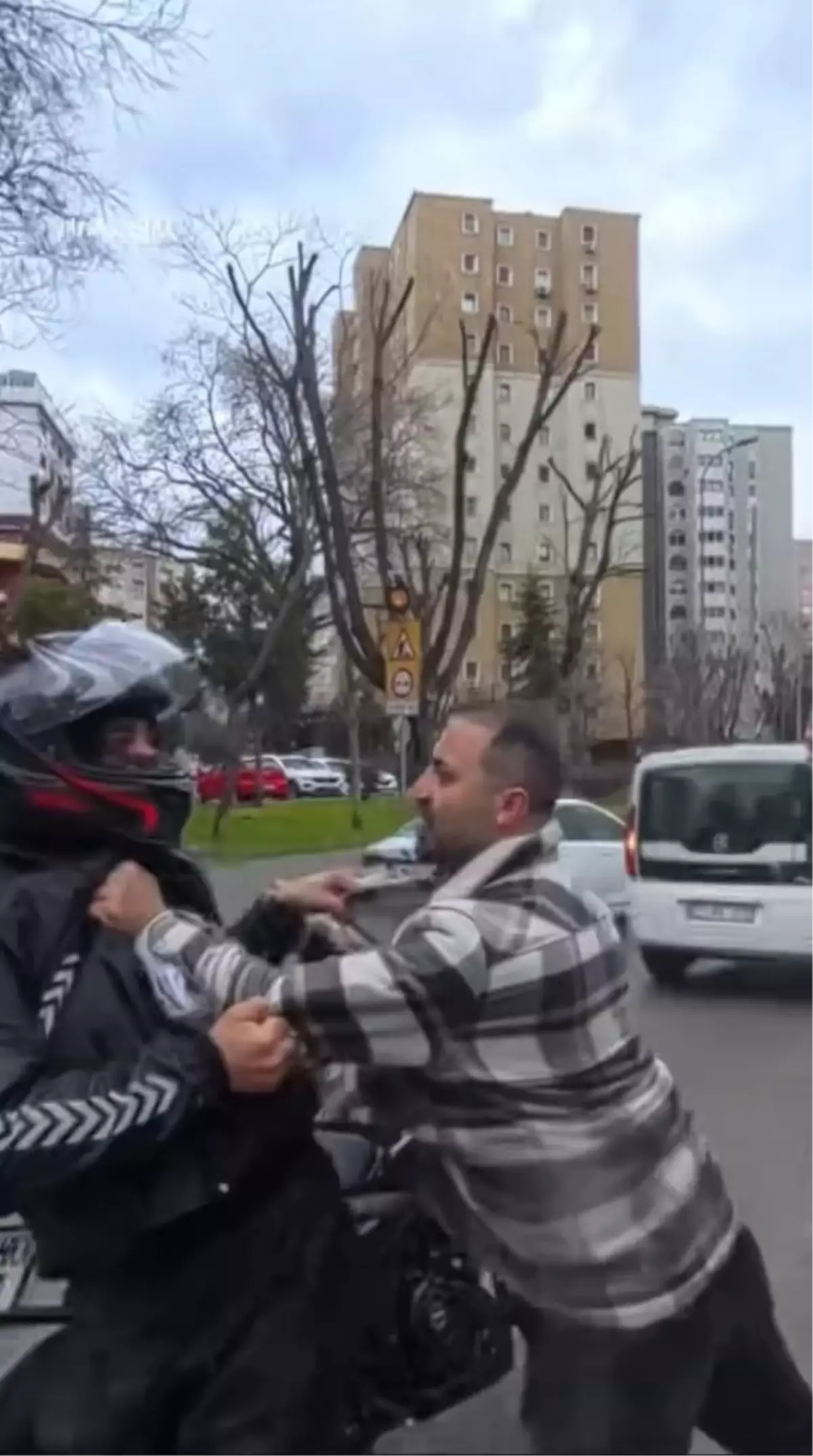 Kadıköy’de Yaya ve Motosikletli Kavgası