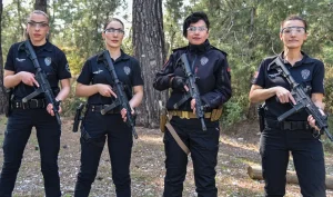 Kadın Eğitmenler Polislere Atış Eğitimi Veriyor