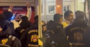 Kadınların yürüyüşünde Ufuk Bayraktar’ın hareketleri dikkat çekti! Polis müdahale etti