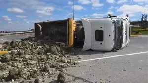 Kamyon Devrildi, Sürücü Kurtuldu