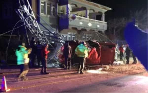 Kamyonet Direğe Çarptı, Sürücü Ağır Yaralı