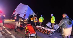 Kamyonetle TIR çarpıştı: 2 ölü, 1 yaralı