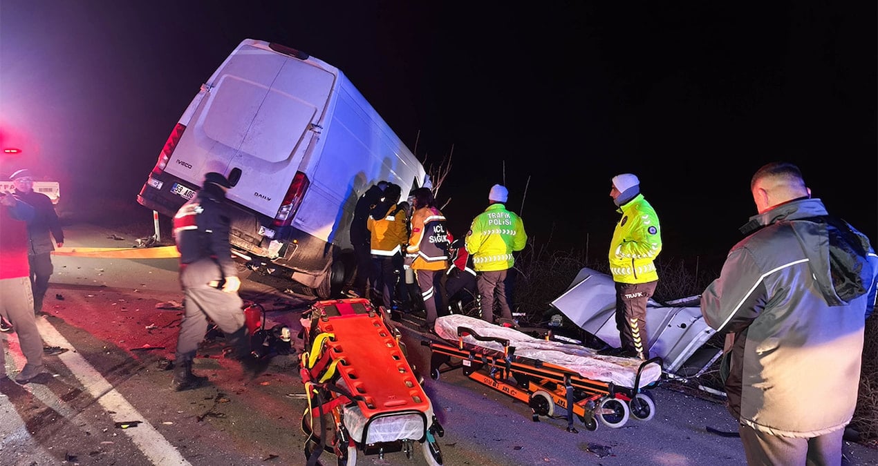 Kamyonetle TIR çarpıştı: 2 ölü, 1 yaralı