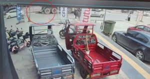 Kamyonun altında kalan yaya can verdi: Kaza anı kamerada