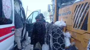 Kar nedeniyle kapanan yolda hasta kurtarıldı