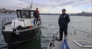 Karaköy’de yolcu vapuru tekneye çarptı!