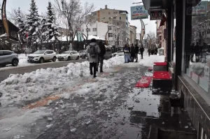 Kars’ta Buz Sarkıtı Çocuk Yaraladı