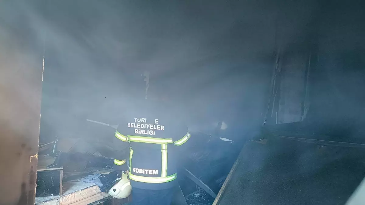 Kars’ta Mobilya Deposunda Yangın