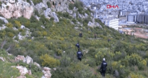 Kayalıktan düşen kadını sırtlarında taşıyıp, sağlık ekibine teslim ettiler