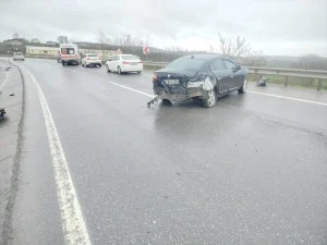 Kaynarca’da Otomobil Bariyere Çarptı: 1 Yaralı