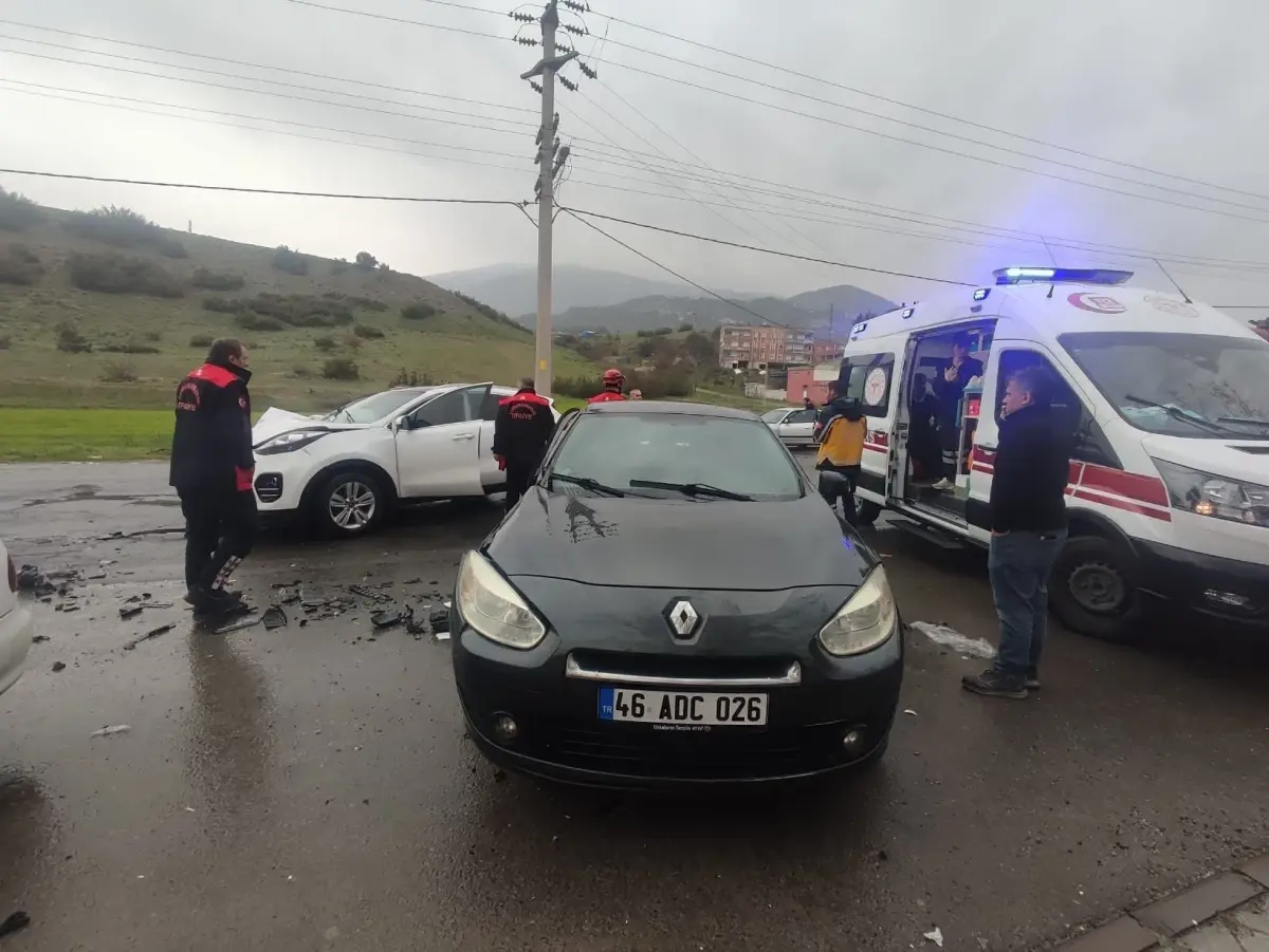 Kaza değil resmen can pazarı! 4 kişi araçta sıkıştı