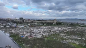 Kazlıçeşme Meydanı’nda Moloz ve Çöp Sorunu