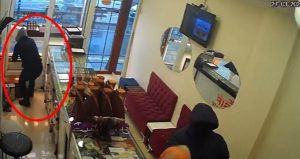 Kelepçeyle kuyumcuyu soyup kayıplara karıştılar