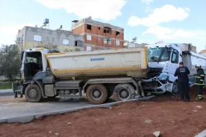 Kilis’te Hafriyat Kamyonu Çarpışması: 1 Yaralı