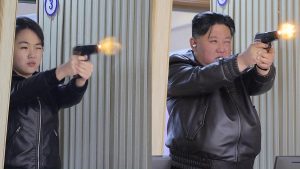 Kim Jong Un, kızı ile poligonda atış yaptı