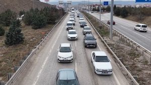 Kırıkkale’de bayram yoğunluğu başladı: “Kilit kavşak”ta trafik arttı