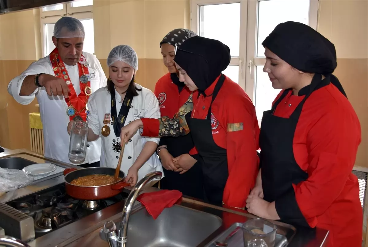 Kırıkkale’de meslek lisesi öğrencileri, 7 ilden gelen şeflerle iftar menüsü hazırladı