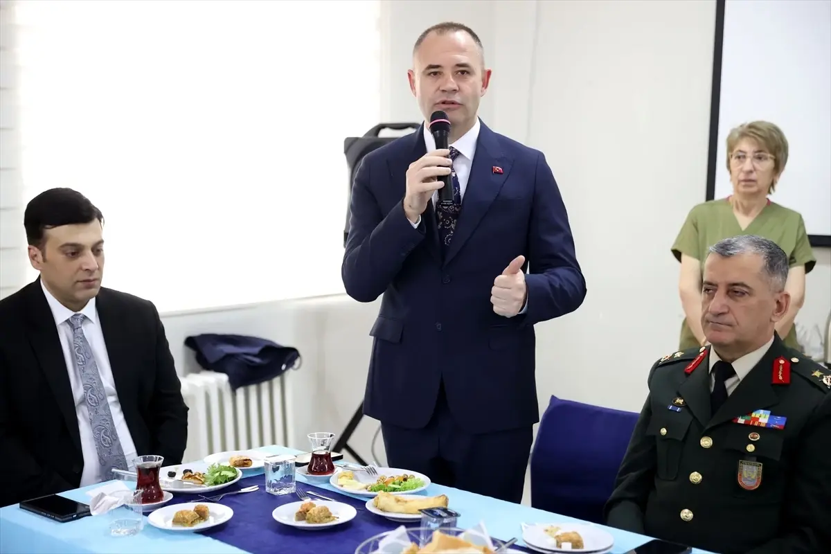 Kırklareli Valisi Turan, huzurevi sakinleriyle bayramlaştı