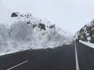 Kırmızıtaş’ta Çığ Düşmesi: Yol Kapandı