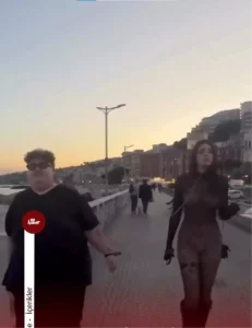 Kız arkadaşına tasma takıp gezdirdi