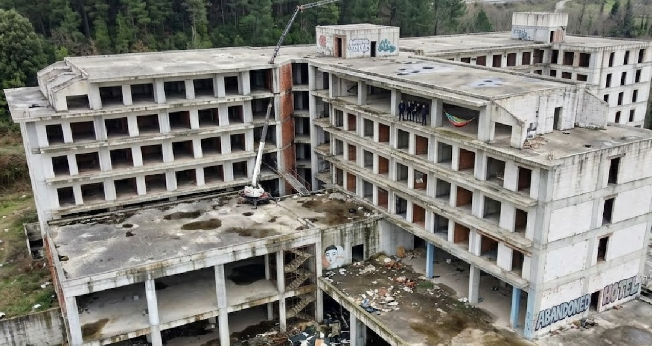 Koca şehrin ortasındaki ultra lüks otel kaderine terk edildi