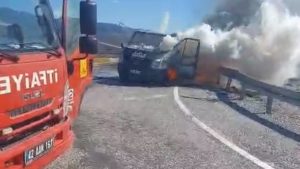 Konya’da seyir halindeki kamyonet alev topuna döndü