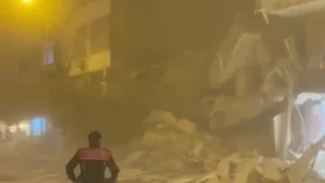 Korku dolu anlar! Depremde hasar gördü, bir anda çöktü