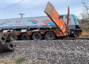Kozaklı’da Tren-Tır Çarpıştı: İki Makinist Yaralandı
