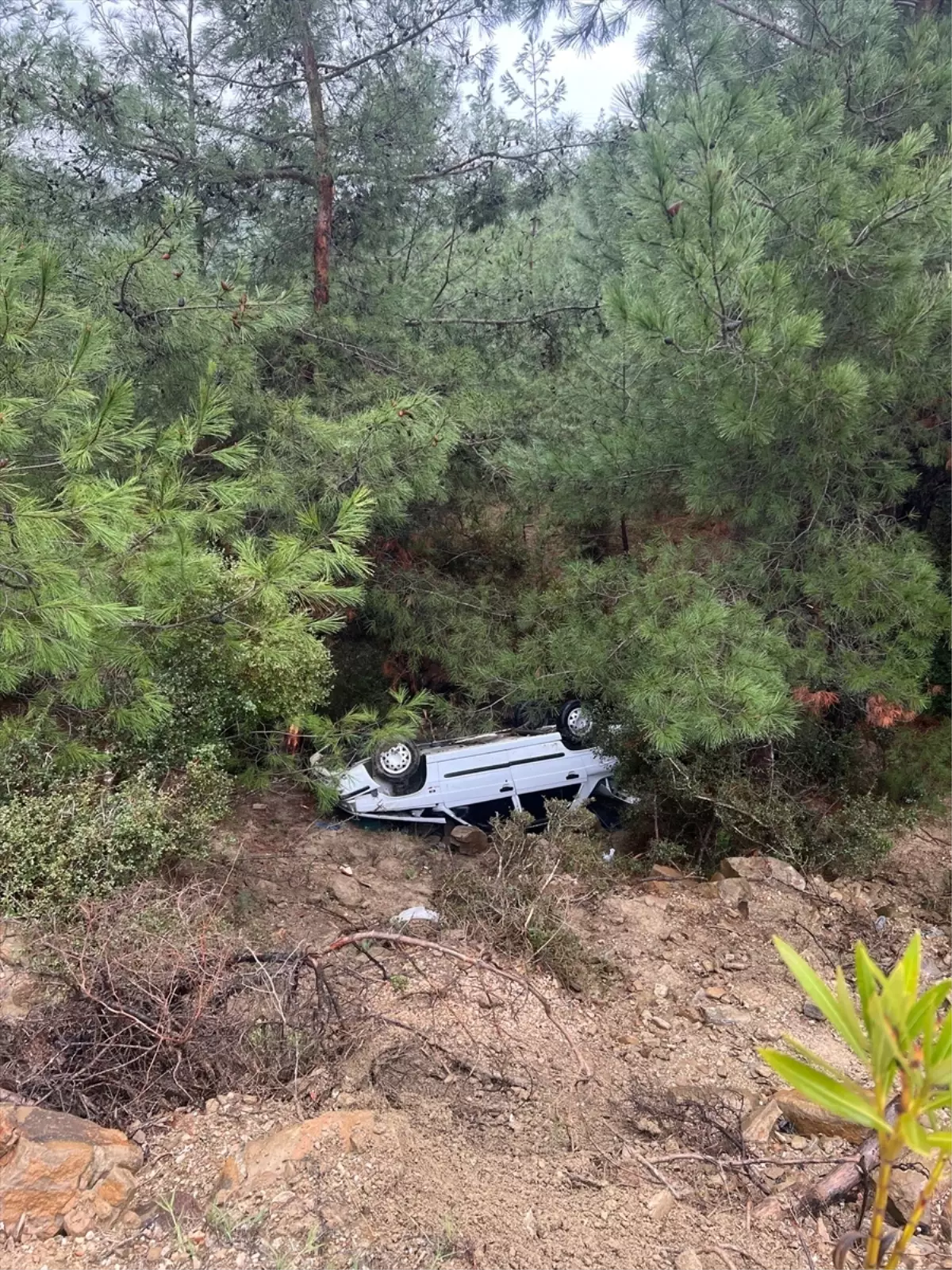 Kozan’da Otomobil Şarampole Yuvarlandı: 4 Yaralı