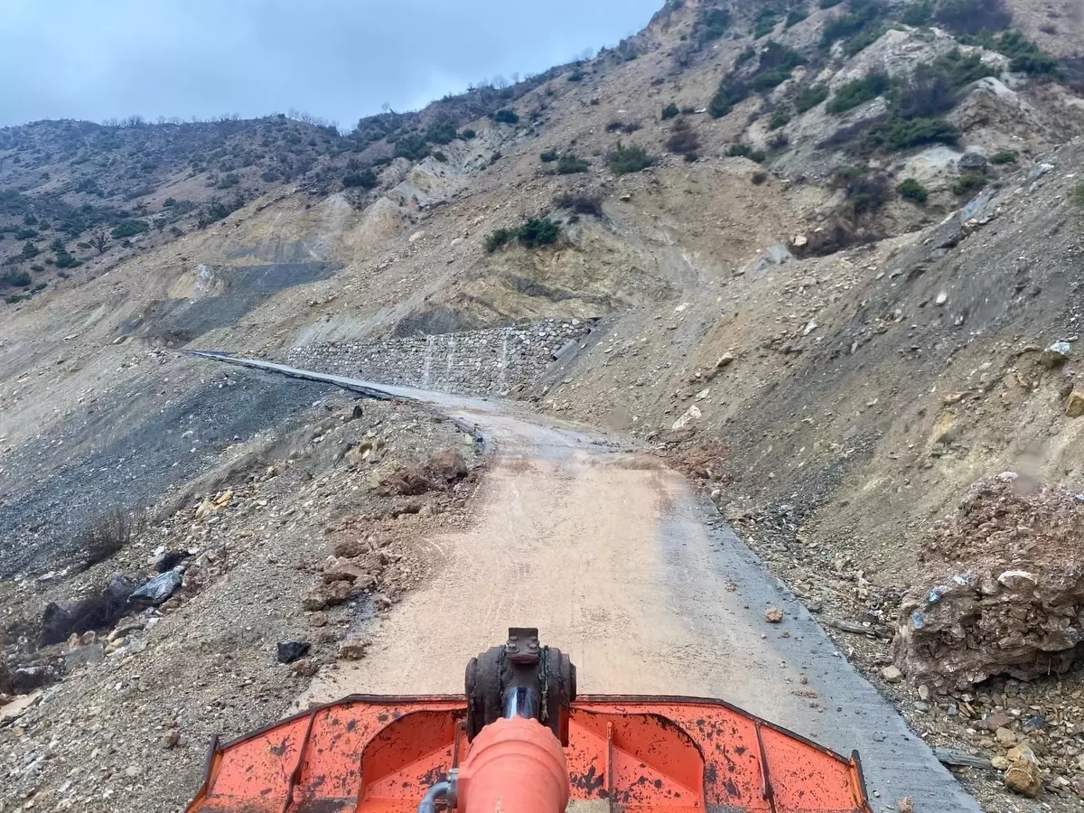 Kozluk’ta Heyelanlar Nedeniyle Kapanan Yollar Açıldı