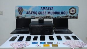 Kredi kartı bilgilerini kopyalayıp 2 milyonluk vurgun yaptılar