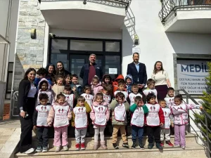 Kreş Öğrencilerinden Yaşlılara Ziyaret